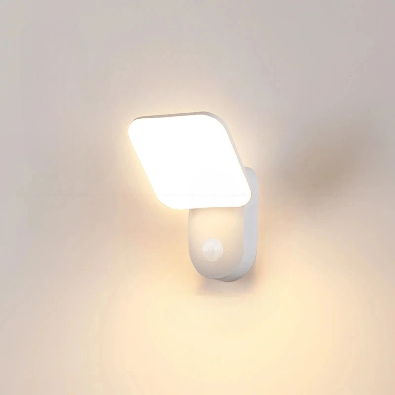 SLEEK SENSORED WALL LIGHT